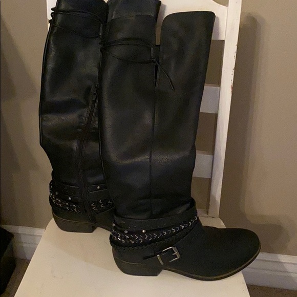 Boots - Picture 3 of 6